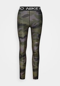 Nike Pro legginsit, joissa on maastokuvio ja mustat sivupaneelit sekä musta vyötärö, jossa on valkoinen "NIKE PRO" -teksti.