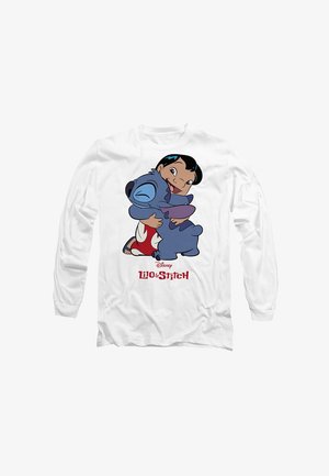 Weißes Langarmshirt mit farbenfrohem Grafikdesign, das ein Mädchen zeigt, das einen blauen Außerirdischen umarmt, mit dem Text "Disney Lilo & Stitch" darunter.