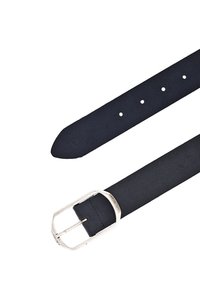 Läderbälte i mörknavy med en slät yta, som har en silvermetallspänne och flera justeringshål längs remmen.