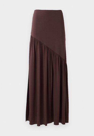 Brun maxi nederdel lavet af blødt stof. Har en tætsiddende talje og et asymmetrisk design med rynkede detaljer på den ene side.