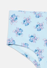 Svetlomodré bavlnené spodné prádlo s opakujúcim sa vzorom kreslených postavičiek v ružových a modrých tónoch, s jemnou textúrou a pružným pásikom.