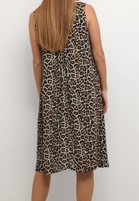 Ärmelloses Kleid mit Leopardenmuster, gefertigt aus leichtem Stoff, mit lockerer Passform und knielanger Länge sowie einem plissierten Rückendesign.