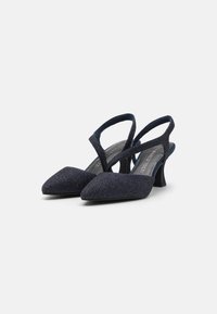 Escarpins haut en tissu pailleté bleu foncé avec un bout pointu et des doubles brides croisées. Tissu texturé et un talon bloc modéré.