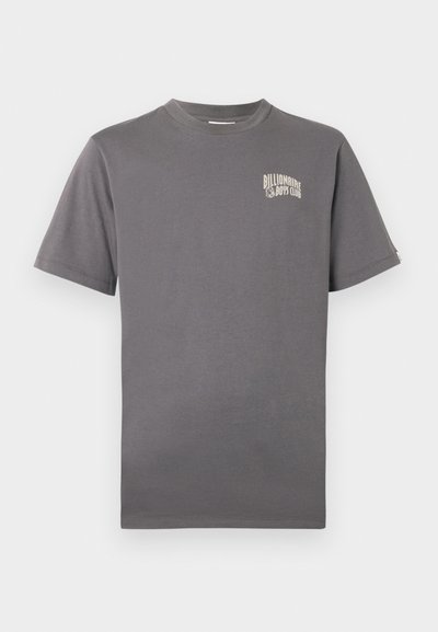 Grijze katoenen t-shirt met korte mouwen, voorzien van een klein beige logo op de linkerkant van de borst. Ronde halslijn, relaxed fit.