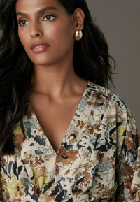 Next TALL FIT - V-NECK MIDI  - Strikkjoler - cream boho ditsy floral print