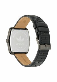 Reloj rectangular negro con caja de acero inoxidable, correa de cuero y acentos grabados; cuenta con el logo de Adidas en la parte posterior.
