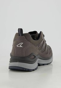 Grau Wander-Schuh mit einer strukturierten Oberseite, hellgrauer Sohle und schwarzen Akzenten. Verfügt über eine Zuglasche und Aussparungen an den Seiten.