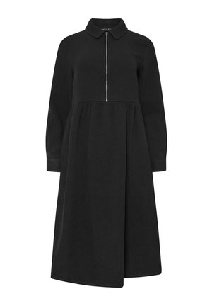 Czarna, długorękawowa sukienka midi z kołnierzykiem i przednim zamkiem błyskawicznym, z marszczonym pasem i lekko rozkloszowanym dołem.