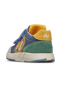 Baskets colorées avec un mélange de denim bleu, de suède vert et d'accents jaunes. Dotées d'une sangle Velcro et d'une semelle en caoutchouc texturée.