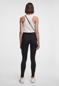 Pieces PCSHAPE UP SAGE - Prigludę džinsai - black