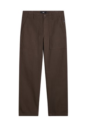 Brune bukser med lige ben, frontlommer med lapper, bæltestropper og knaplukning.