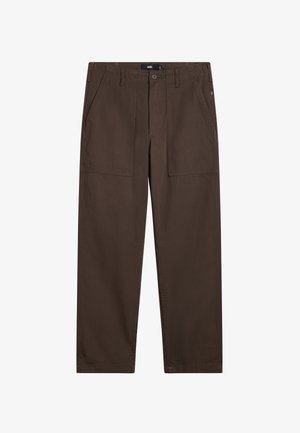 Pantalones marrones de corte recto con bolsillos delanteros de parche, trabillas para cinturón y cierre de botón.