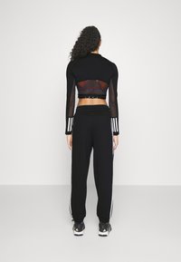 adidas Sportswear ESSENTIALS 3-STRIPES LOOSE-FIT - Spodnji deli trenirk - black/white