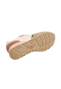 Lichtroze sneaker met suède en leren accenten, met een getextureerde rubberen zool. Opvallende branding aan de zijkant in oranje.
