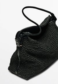 Borsa a tracolla nera intrecciata con accenti in pelle, caratterizzata da un design morbido, un manico curvo singolo e una chiusura a zip su un lato.