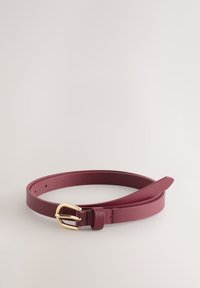 Cintura in pelle bordeaux con una texture liscia, dotata di fibbia in metallo dorato e design classico. Regolabile con più fori.