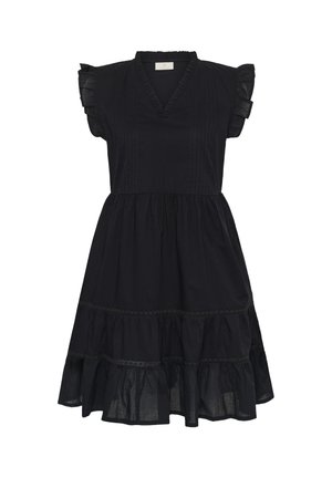 Robe noire longueur genou avec décolleté en V, manches courtes volantées, taille ajustée et jupe à volants ornée de détails en dentelle.