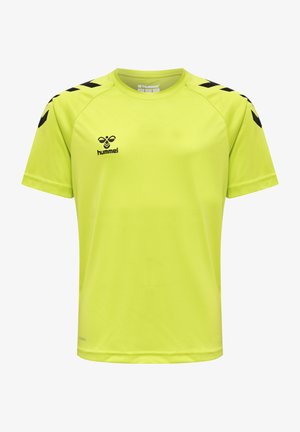 Jasnożółta sportowa koszulka z krótkim rękawem, wykonana z lekkiego materiału. Czarny trójkątny akcent na ramionach z logo Hummel.