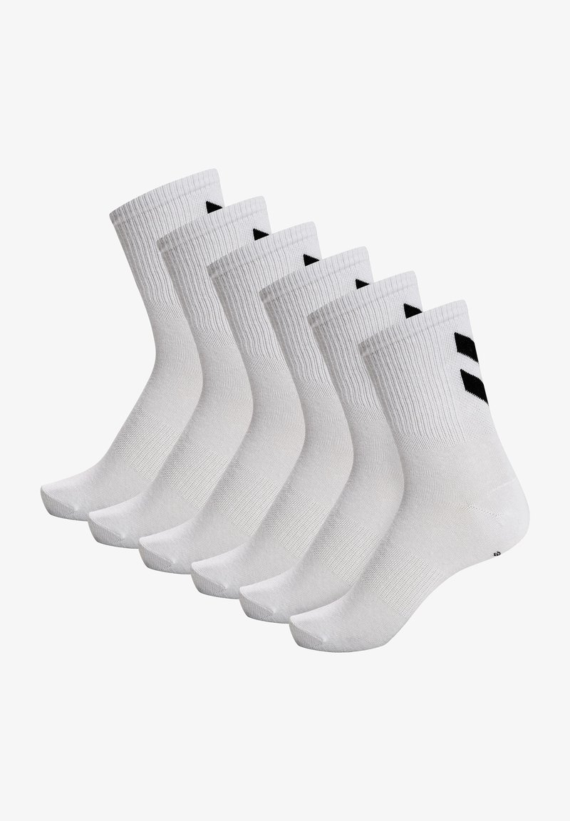 Białe bawełniane skarpetki z prążkowanymi mankietami, zdobione czarnymi trójkątami akcentującymi. Sześć par ułożonych w rzędzie, podkreślających lekki materiał i wzór.