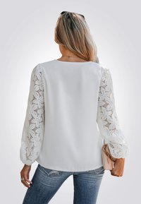 Cupshe V AUSSCHNITT WELLENKANTE  - Blouse - weiß
