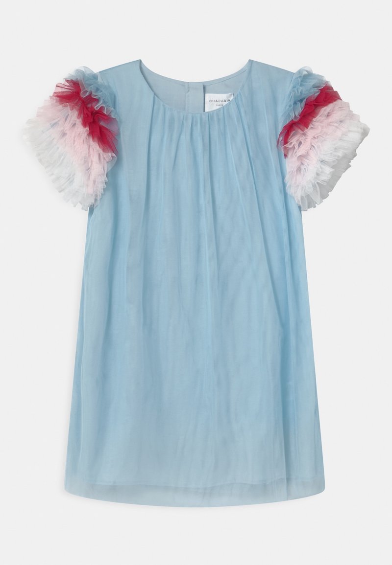 Robe bleu clair en tissu transparent, avec des manches courtes ornées de volants superposés rouges, roses et blancs, et un col rond.