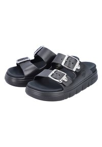 Schwarze Sandalen aus glattem, synthetischem Material mit zwei breiten Riemen und silbernen Schnallen, ausgestattet mit einer dicken, strukturierten Sohle für Komfort.