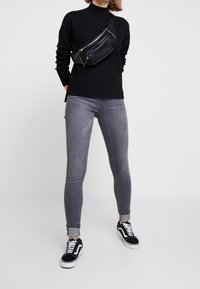ONLY Vaqueros pitillo - grey denim