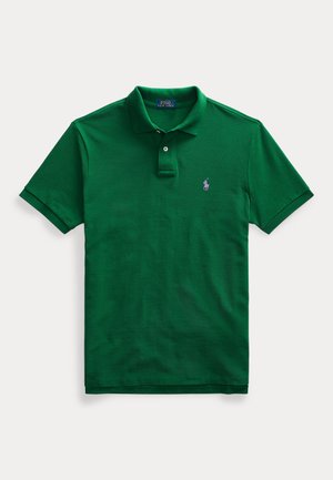 Grøn kortærmet polo-shirt med to-knaps slids og lille lilla broderet logo på venstre bryst.