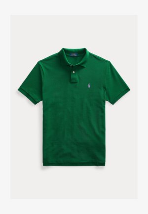 Groene polo met korte mouwen, twee knopen en klein paars geborduurd logo op de linkerborst.