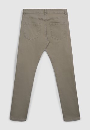 Pantaloni in cotone grigi, slim-fit, con cinque tasche e una texture liscia. Presentano passanti per cintura e dettagli di cucitura lungo le cuciture.