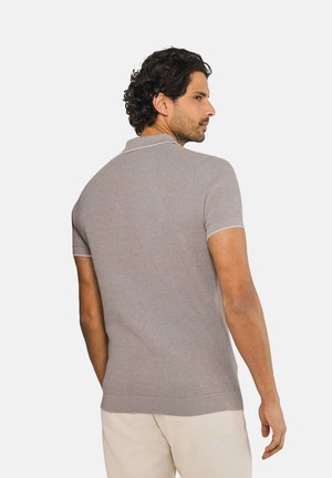 Lichtgrijs poloshirt met korte mouwen, voorzien van een gestructureerd patroon, contrasterende kraag en afgewerkte manchetten. De stof lijkt soepel en aansluitend.
