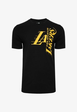 Schwarzes Baumwoll-T-Shirt mit auffälligen gelben Grafiken, darunter "LA" und "Los Angeles Lakers" in dynamischer, schräger Typografie.