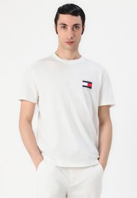 Tommy Jeans FLAG GRAPH - Apdrukāts T-krekls - ecru