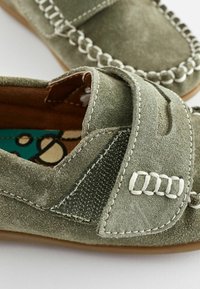 Next PENNY LOAFERS YOUNGER - Mokaszinok - sage green