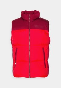 Chaleco sin mangas acolchado en rojo y burdeos con cremallera frontal y bolsillos laterales con cremallera, que presenta un sutil logo de "Hilfiger" en el pecho.