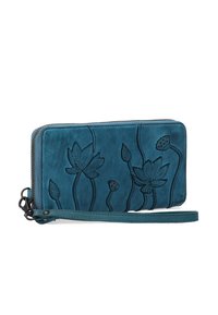Blauwgroene leren portemonnee met geperst lotusbloemontwerp, ritssluiting, polsriem en een gladde textuur. Voorzien van gedetailleerde bloemaccenten.