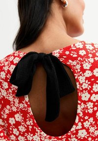 New Look CRINKLED FLORAL PRINT BOW BACK MIDI - Vestito casual - red pattern