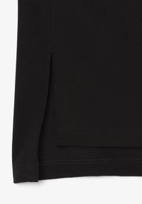 Svart vävt tyg med en texturerad finish, med sidoklyftor vid fållen och rena sömnadsdetaljer. Enkel och minimalistisk design.