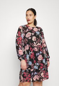 Vestido preto florido com mangas bufantes longas, decote redondo e bainha com babados. Decorado com padrões florais vermelhos, cor-de-rosa e azuis.