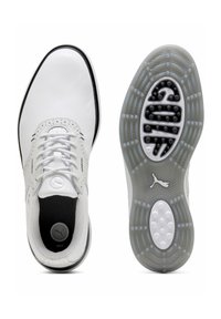 Witte golfschoenen met geperforeerde details, zwarte accenten, een gevoerde kraag en een rubberen buitenzool met textuur voor grip. Puma-logo op de hiel.