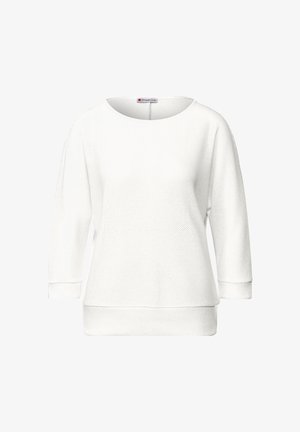 Vit långärmad tröja med lös passform, rund halsringning, strukturerat stickat mönster, samt ribbade muddar och nederkant. Varumärkesetikett synlig vid halsen.