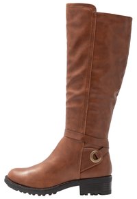 Botte en cuir marron à hauteur de genou avec un talon bas et empilé, bout rond, sangle et détail en métal près de la cheville, semelle en caoutchouc noir.