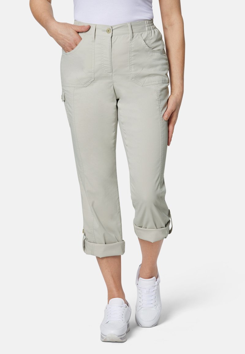 Hellgraue Cropped-Hose mit umgeschlagenen Säumen, elastischem Bund, Fronttaschen und seitlichen Akzenten. Hergestellt aus glattem Stoff, der eine entspannte Passform bietet.