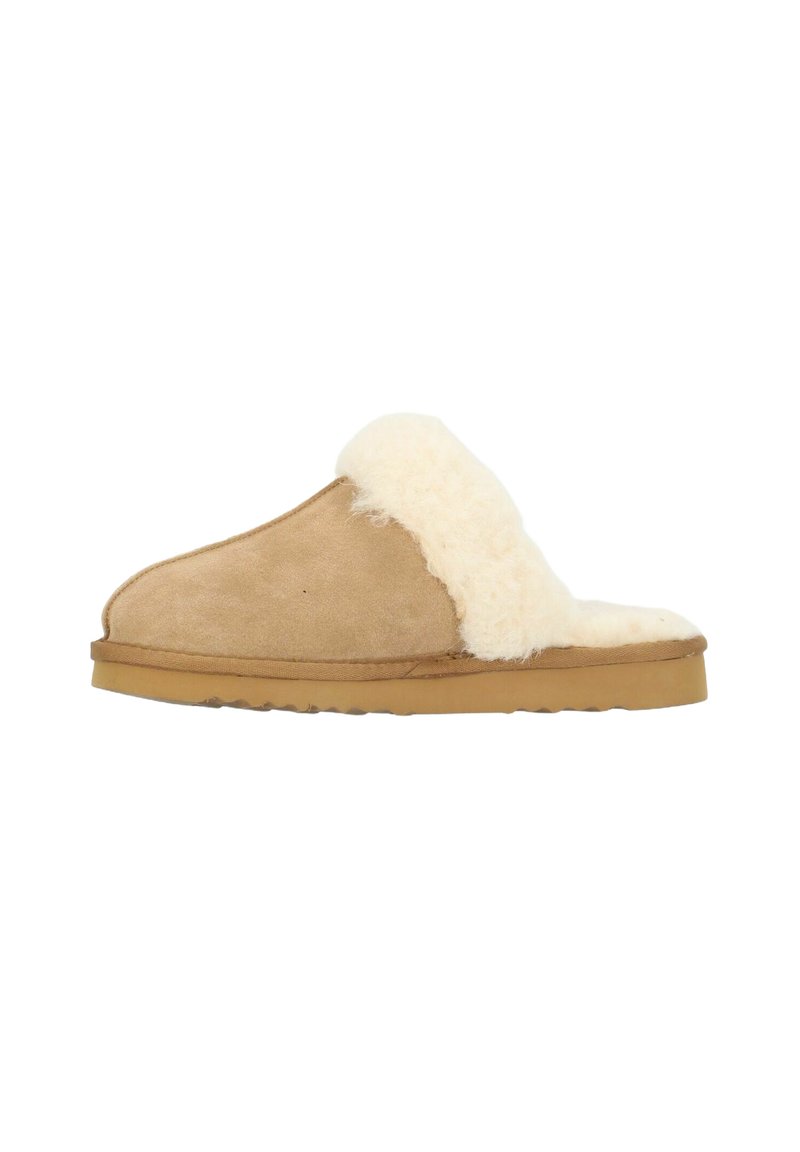 Tan mockasiner i mocka med en mjuk vit shearling-överdel, lågt profilutformning och en slitstark gummisula, utan synliga fästen.