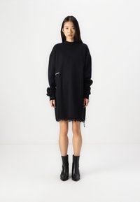 Róchia neagra din molton cu maneci lungi, detaliu din dantela pe tiv si decolteu inalt. Are un logo alb mic pe lateral si o croiala lejera.