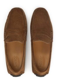 Smeđe nubuk loafers s zaobljenim vrhom, s detaljima šivanja i dizajnom za jednostavno obuvanje; gumeni potpornjak za bolju trakciju.