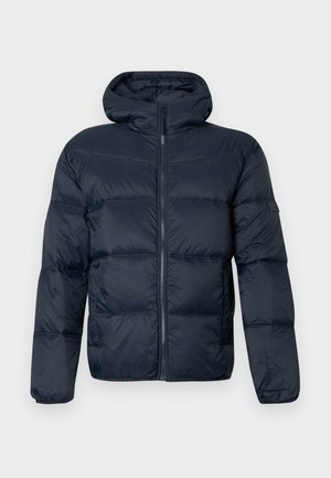 Chaquetón acolchado azul marino con capucha, diseño arriostrado, cremallera frontal y puños elásticos. Material suave y brillante sin patrones o acentos visibles.