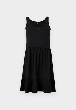 Abito nero senza maniche fino al ginocchio con scollo a barchetta, vita arricciata e orlo arruffato su sfondo bianco semplice.