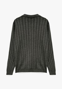 Ciemnoszary sweter z prążkowanej tkaniny z kołnierzem i długimi rękawami, wykonany z miękkiego, teksturowanego materiału w pionowe paski.
