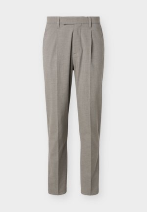 Pantalon gris clair sur mesure à jambes droites, passants pour ceinture, plis avant et taille nette sur fond blanc.